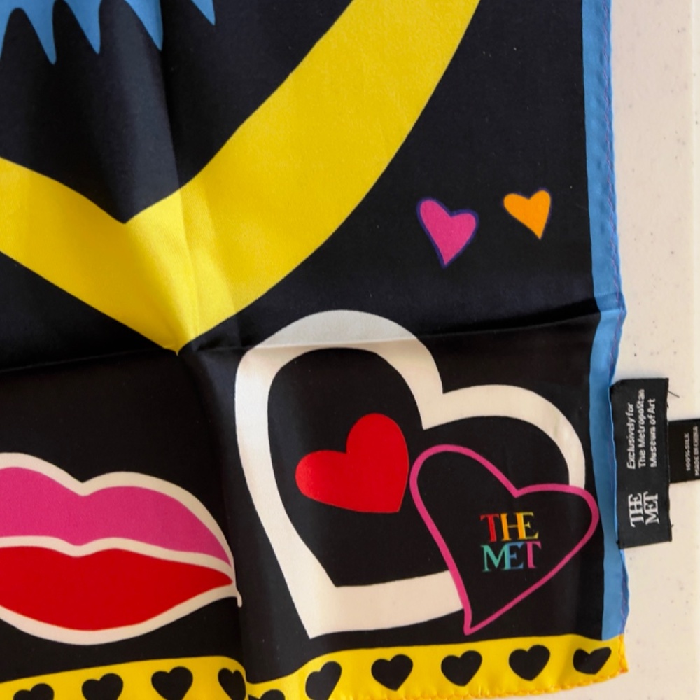 METROPOLITAN MUSEUM OF ART EYE HEART CAMP 100% SILK SCARF 21" SQ (VALENTINE)NIB - Picture 5 of 10